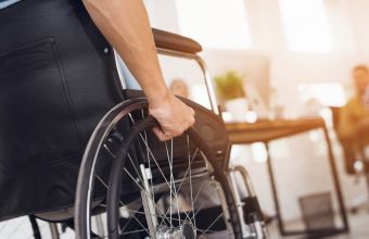 Aποϊδρυματοποίηση των Ατόμων με αναπηρία μέσω των στεγών υποστηριζόμενης διαβίωσης