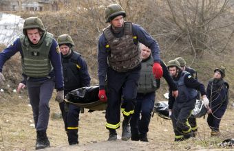 Ουκρανία: Ομαδικός τάφος με δεκάδες σορούς βρέθηκε κοντά στο Κίεβο, σύμφωνα με τις τοπικές αρχές