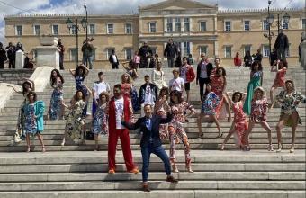 Ευχάριστη αναστάτωση στην πλατεία Συντάγματος: Η επίδειξη μόδας του Βασίλειου Κωστέτσου