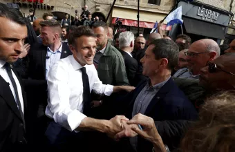 Προβάδισμα Μακρόν με διψήφια διαφορά δείχνουν οι δημοσκοπήσεις στην τελική ευθεία για τις κάλπες