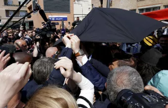 Οργισμένοι πολίτες πέταξαν... τομάτες στον Μακρόν σε λαϊκή αγορά - Δείτε βίντεο
