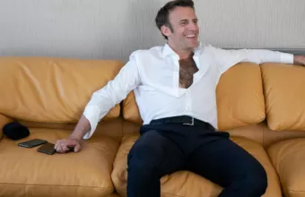 Μακρόν: Χαλαρός και με ανοιχτό πουκάμισο - Η φωτό που έγινε viral