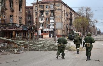 Μαζικά πλήγματα στην Ουκρανία ανακοίνωσε το Κρεμλίνο- Καταγγελία για ρωσική «παγίδα θανάτου» στη Μαριούπολη