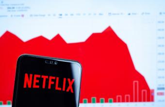 «Βουτιά» για τη μετοχή του Netflix- Έπεσε κατά σχεδόν 40% μετά την απώλεια συνδρομητών