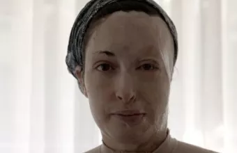 Η Ιωάννα Παλιοσπύρου γυρίζει «στο σημείο μηδέν» και βγάζει τη μάσκα