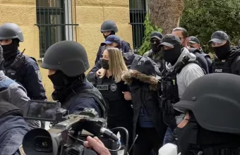 Πανδαιμόνιο κατά τη μεταγωγή της Ρούλας Πισπιρίγκου στα δικαστήρια - Δείτε φωτογραφίες και βίντεο