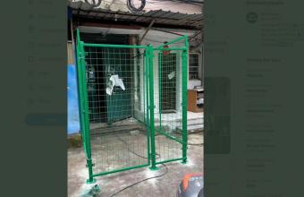 Εικόνες παράνοιας στη Σανγκάη: Υψώνουν φράχτες στα σπίτια για να μη βγαίνουν έξω οι κάτοικοι 