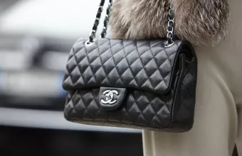 Ρωσίδες κάνουν κομματάκια τις Chanel τσάντες τους ως διαμαρτυρία για την αποχώρηση της εταιρείας από τη Ρωσία
