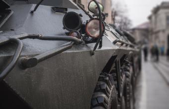 Το Λονδίνο επιβεβαίωσε ότι στέλνει τεθωρακισμένα οχήματα, drone και αντιαρματικά όπλα στην Ουκρανία