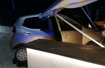 Χανιά: «Επεισοδιακό» τροχαίο στο κέντρο – Όχημα «προσγειώθηκε» σε κρεπερί -Δείτε φωτό