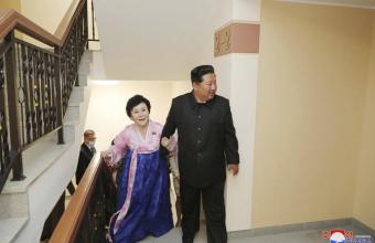 Βόρεια Κορέα: Ο Κιμ Γιονγκ Ουν έκανε δώρο ένα διαμέρισμα στη «ροζ κυρία των ειδήσεων» Ρι Τσουν Χι