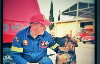 Νώε: Ο γερμανικός ποιμενικός που εκπαιδεύει η πυροσβεστική