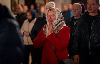 Πάσχα στην Ουκρανία: Με δάκρυα στα μάτια, οι πιστοί προσευχήθηκαν για το τέλος του πολέμου-Δείτε φωτογραφίες