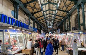 Αυξημένη η κίνηση στη Βαρβάκειο: Στα 13,5 ευρώ η τιμή του οβελία- «Μουδιασμένοι» οι καταναλωτές 