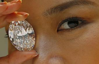 Στο… σφυρί ο «Βράχος»- Δείτε το εντυπωσιακό μεγαλύτερο λευκό διαμάντι που έχει δημοπρατηθεί ποτέ 