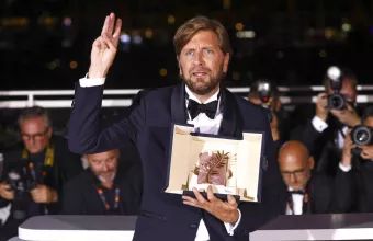 Φεστιβάλ Καννών: Στον Σουηδό Ρούμπεν Έστλουντ ο Χρυσός Φοίνικας για το Triangle of sadness - Γυρίστηκε στη Χιλιαδού, στην Εύβοια
