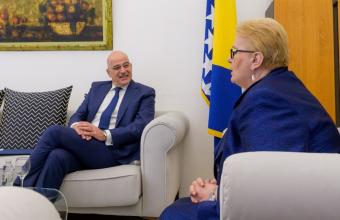 Ο υπουργός Εξωτερικών, Νίκος Δένδιας, με την αναπληρώτρια πρόεδρο του Συμβουλίου Υπουργών και Υπουργό Εξωτερικών της Βοσνίας και Ερζεγοβίνης Δρ Μπισέρα Τούρκοβιτς.