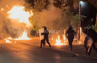 Πεδίο μάχης ξανά το ΑΠΘ: Κουκουλοφόροι πέταξαν μολότοφ στην αστυνομία- Δείτε video 