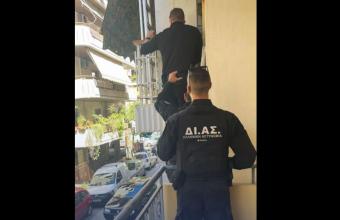 Ατρόμητοι αστυνομικοί σκαρφάλωσαν σε μπαλκόνι για να προσφέρουν τις πρώτες βοήθειες σε ηλικιωμένη