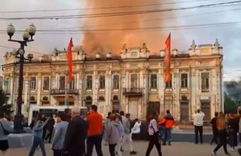 Ρωσία: Στις φλόγες κτίριο στο κέντρο του Ιρκούτσκ- Κινδυνεύει διπλανό θέατρο – Δεκάδες άνθρωποι απομακρύνθηκαν – Δείτε βίντεο 