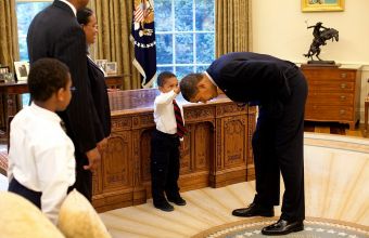 Ο μικρός που… είχε αγγίξει τα μαλλιά του Μπαράκ Ομπάμα ετοιμάζεται για σπουδές – Δείτε βίντεο 