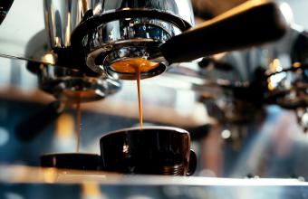 Viral η παραγγελία πελάτη σε καφετέρια: Ζήτησε να του χτυπήσουν 100 φορές τη ζάχαρη στον καφέ 