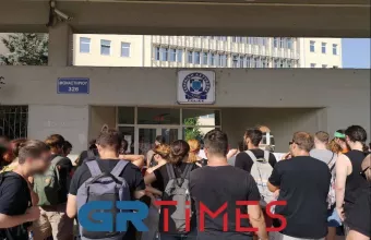 Επεισόδια - ΑΠΘ: Συγκέντρωση για τους δύο προσαχθέντες έξω από την Αστυνομική Διεύθυνση Θεσσαλονίκης- Φωτό-Βίντεο