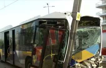 Τροχαίο στην παραλιακή: Λεωφορείο καρφώθηκε σε κολώνα