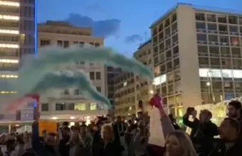 Συγκέντρωση στη μνήμη του Ζακ Κωστόπουλου - Άναψαν καπνογόνα στην Ομόνοια - Δείτε βίντεο και φωτογραφίες