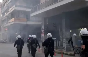 Πάτρα: Επεισόδια με πέτρες και κρότου λάμψης στην πορεία για τον Ζακ Κωστόπουλο -Δείτε βίντεο
