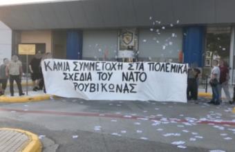 Ρουβίκωνας:  Συνθήματα και τρικάκια κατά του ΝΑΤΟ έξω από το υπουργείο Άμυνας 