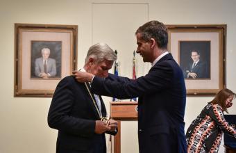 Ο Κώστας Μπακογιάννης απένειμε το χρυσό μετάλλιο Αξίας της Πόλεως των Αθηνών στον Βασιλιά Φίλιππο