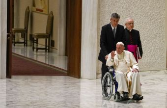 Με αναπηρικό αμαξίδιο ο πάπας Φραγκίσκος 