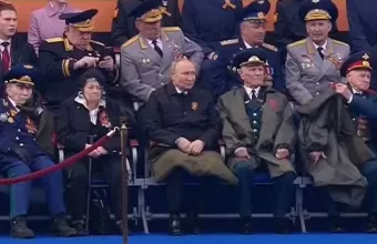 Φουντώνουν οι φήμες για την υγεία του Πούτιν: Κούτσαινοντας και με κουβέρτα στα πόδια στην Κόκκινη Πλατεία