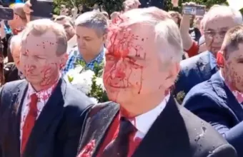 Έλουσαν με μπογιά τον Ρώσο πρέσβη στην Βαρσοβία την ώρα που κατέθετε στεφάνι για τους σοβιετικούς στρατιώτες-Δείτε βίντεο