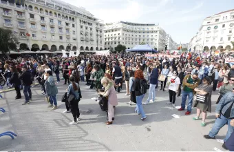 Θεσσαλονίκη: Πλήθος κόσμου και ένταση με υγειονομικούς σε αναστολή στην αντιπολεμική συναυλία - Δείτε βίντεο