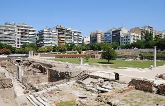 Θεσσαλονίκη: Νεαρό ζευγάρι τραυματίστηκε όταν έπεσε από κάγκελα στην Αρχαία Αγορά 