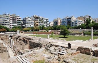 Θεσσαλονίκη: Νεαρό ζευγάρι τραυματίστηκε όταν έπεσε από κάγκελα στην Αρχαία Αγορά 