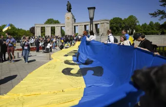 Κριτική Κουλέμπα στη Γερμανία: Λάθος η απαγόρευση της ουκρανικής σημαίας στις διαδηλώσεις