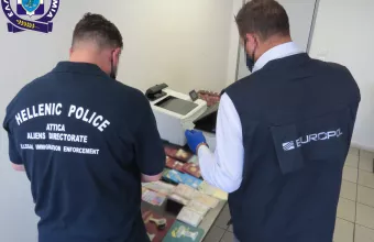 Εξαρθρώθηκε διεθνική εγκληματική οργάνωση διακίνησης μεταναστών και πλαστογραφίας ταξιδιωτικών εγγράφων 