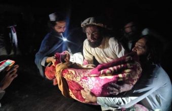 Αφγανοί μετά τον σεισμό έχουν ένα μωρό αγκαλιά