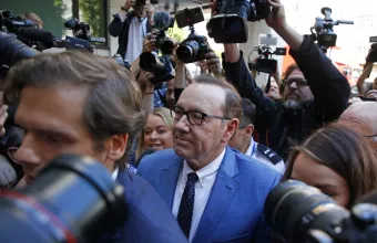 Ο 62χρονος ηθοποιός Κέβιν Σπέισι έφτασε στο δικαστήριο