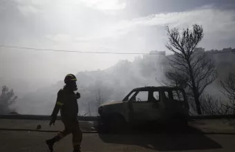 Φωτιά στην Άνω Βούλα: Καλύτερη η εικόνα με το πρώτο φως της ημέρας - Ξεκινούν οι ρίψεις από εναέρια μέσα