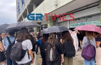 Φοιτητές έξω από το ΑΠΘ 