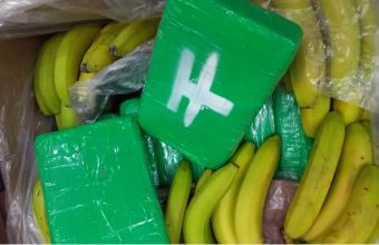 Εργαζόμενοι σε σουπερμάρκετ στην Τσεχία βρήκαν κύβους κοκαΐνης μέσα σε κουτιά με μπανάνες