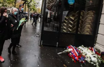 Πολίτες αφήνουν λουλούδια έξω από το Μπατακλάν 