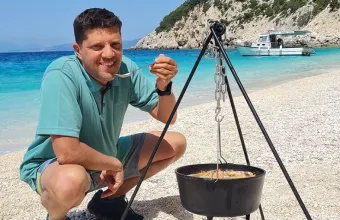  Ο Αλέξανδρος Παπανδρέου στήνει το ΒΒQ στην Κεφαλονιά