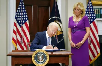 Ο Τζο Μπάιντεν υπογράφρει τον νόμο για την οπλοκατοχή