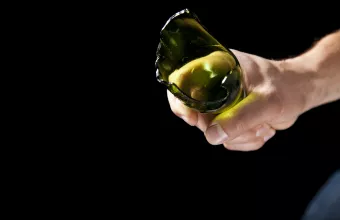 Επίθεση με σπασμένο μπουκάλι