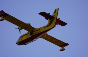 Η Ελλάδα στέλνει Canadair στην Αλβανία για τη μεγάλη πυρκαγιά στο νησί Σασών